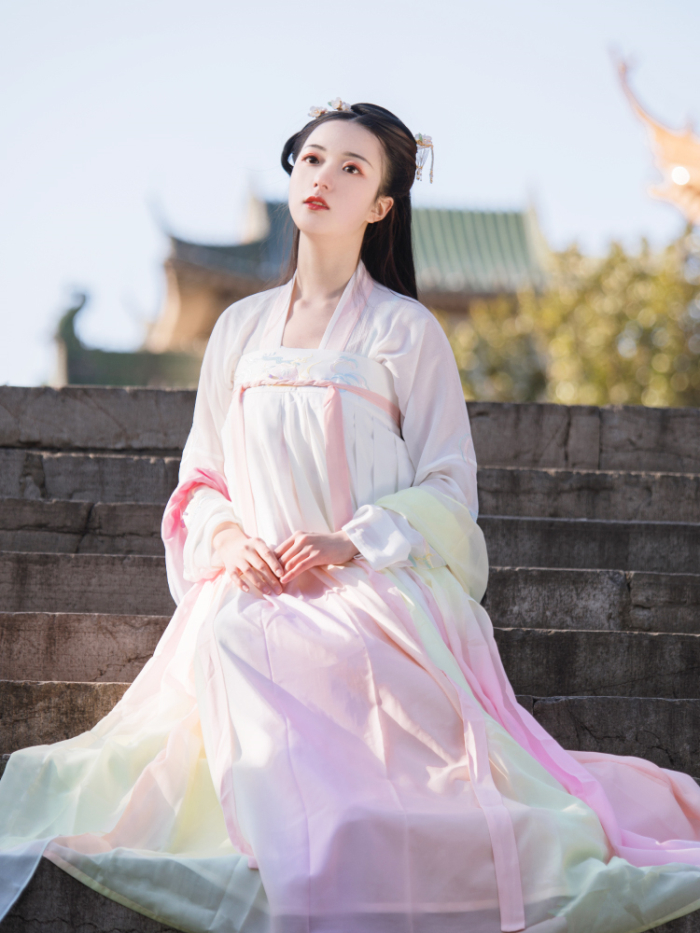 河南洛阳兴起汉服热少女着汉服游览古城(图1)