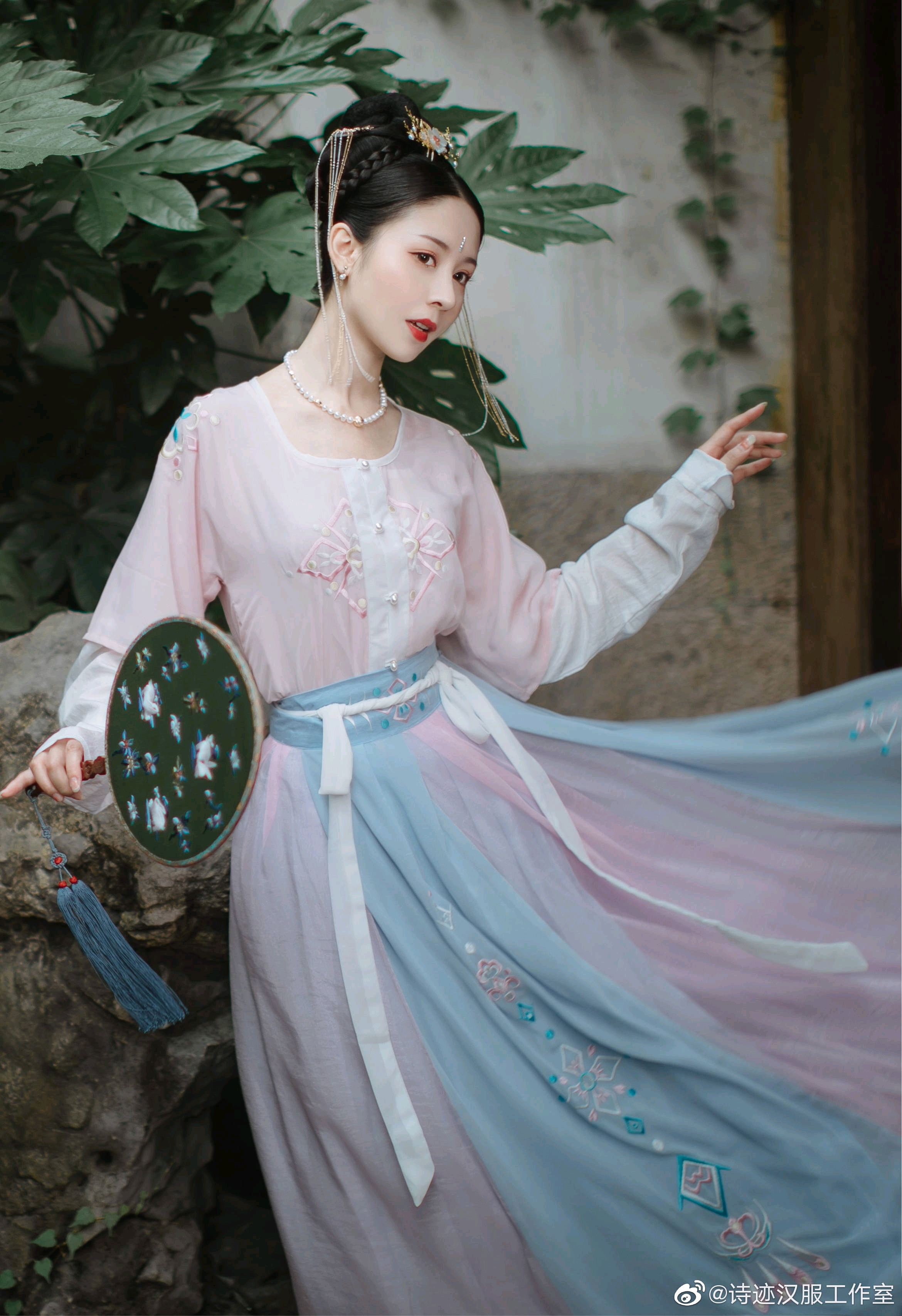 中国传统服饰之美搅热冬季大连舞台(图1)